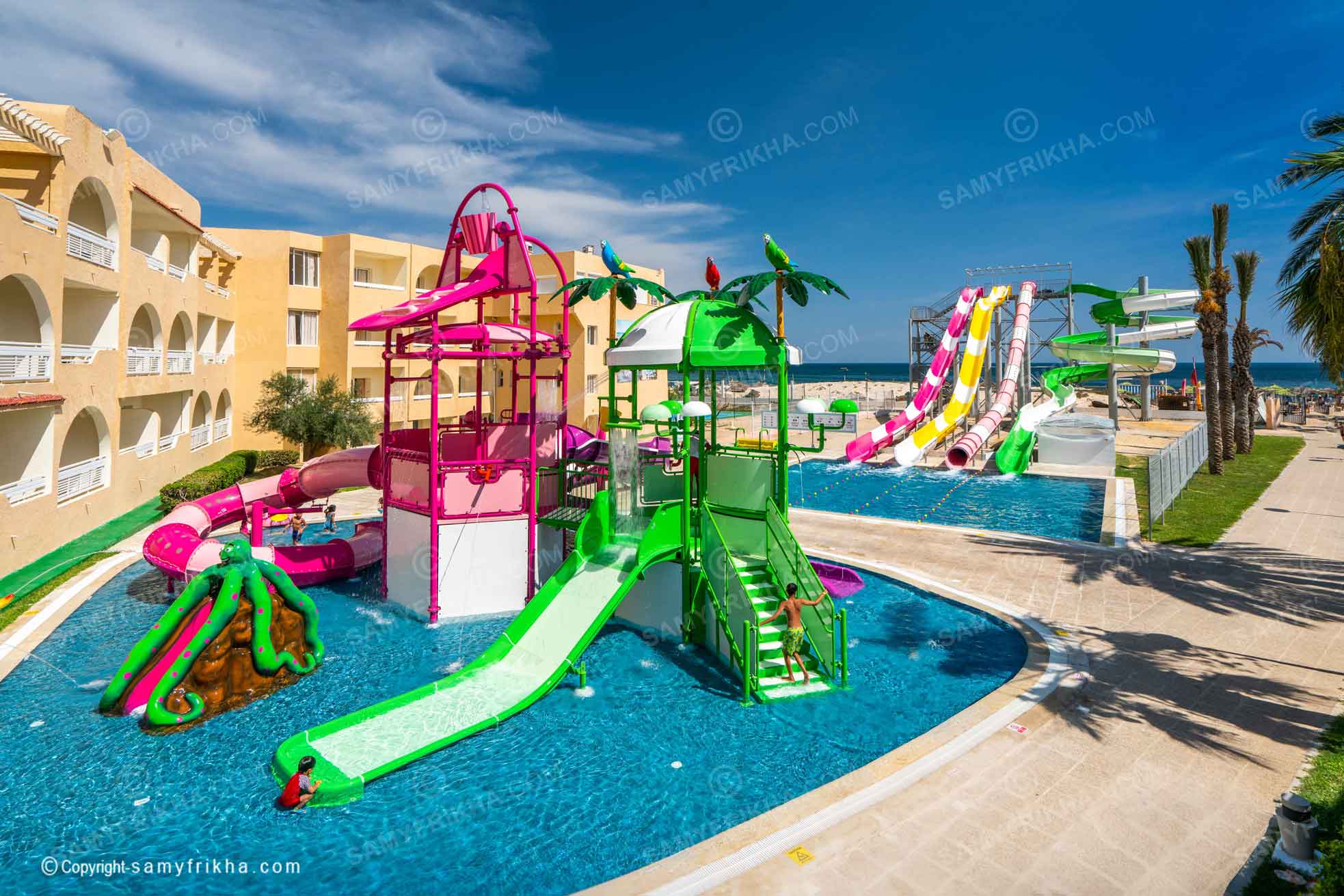 Bassin pour enfants avec toboggans et jeux aquatiques