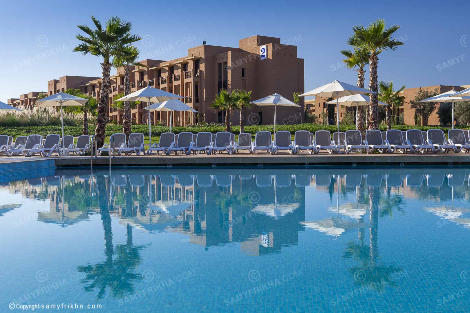 Grande piscine extérieure d’un resort en Tunisie