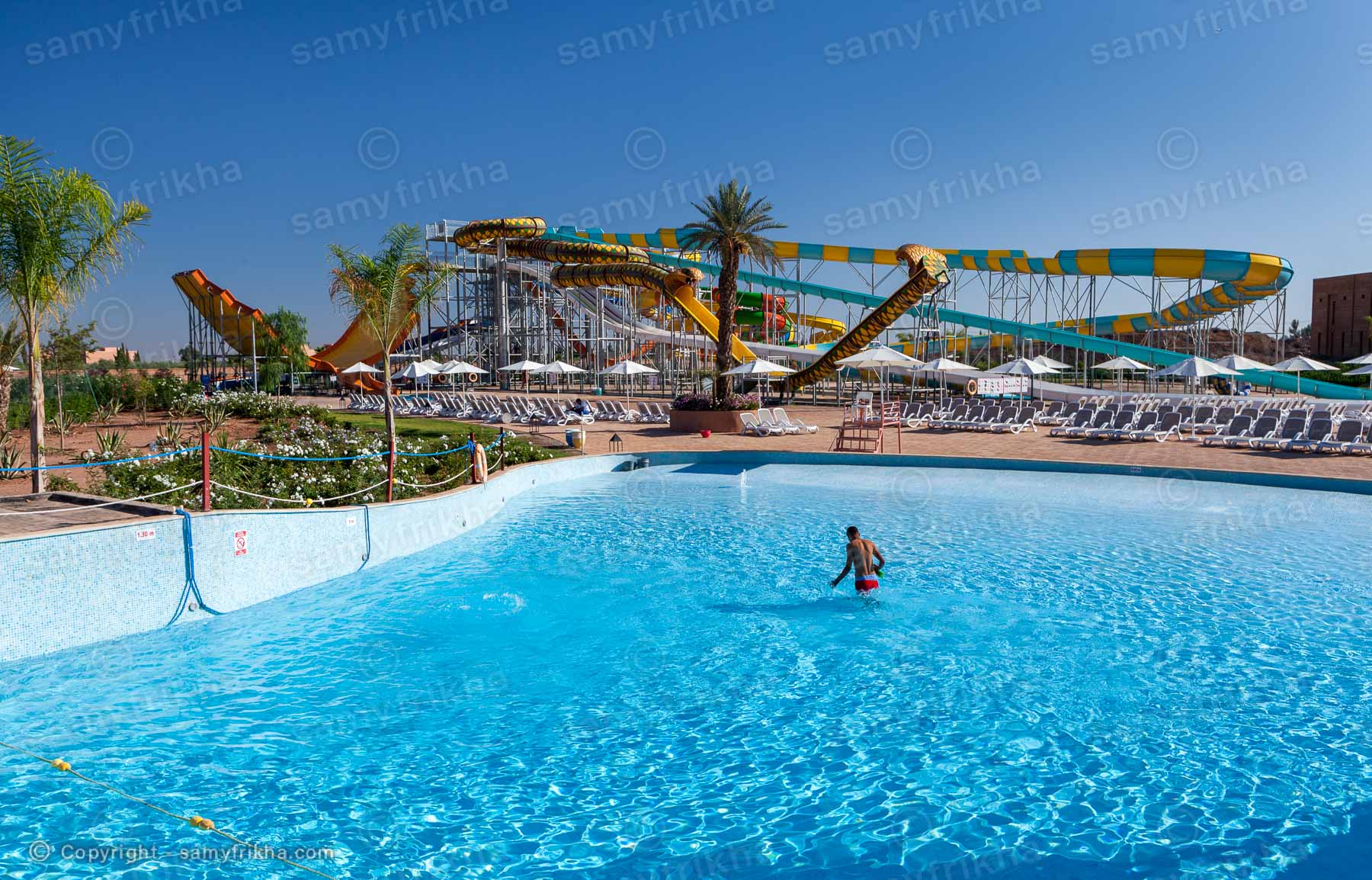 Toboggans aquatiques donnant sur la piscine d’un resort