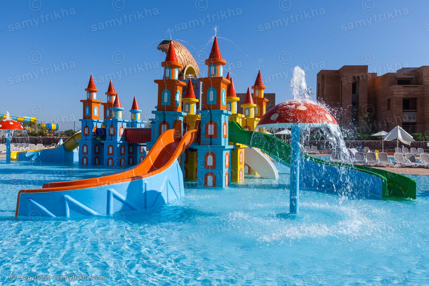 Toboggan aquatique coloré dans un espace piscine hôtelier