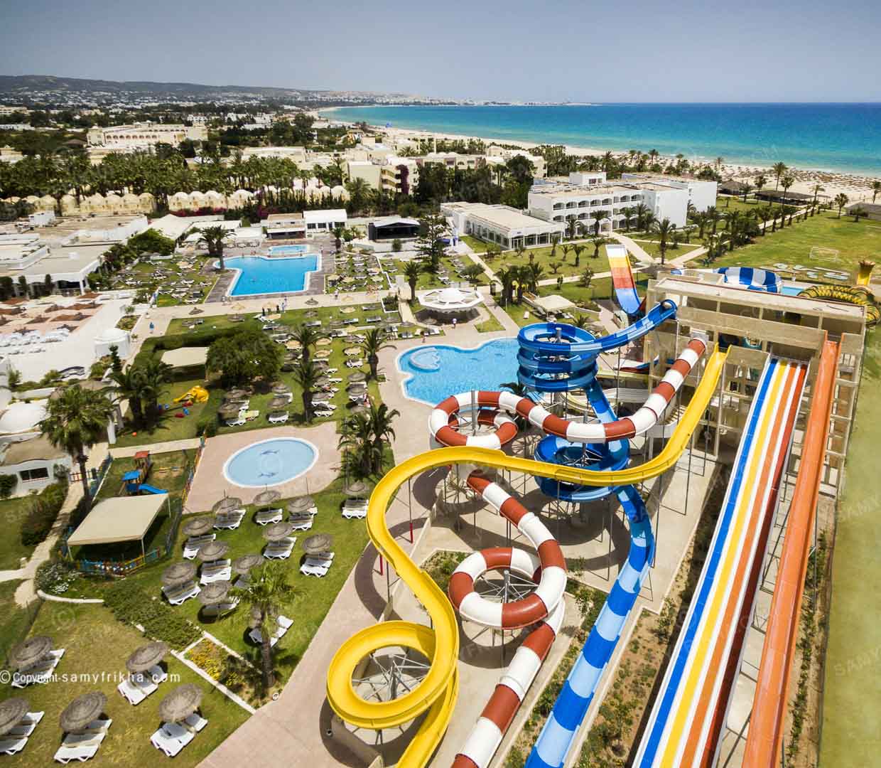 Vue aérienne d'un hôtel avec aquapark, piscines et accès à la plage en Tunisie
