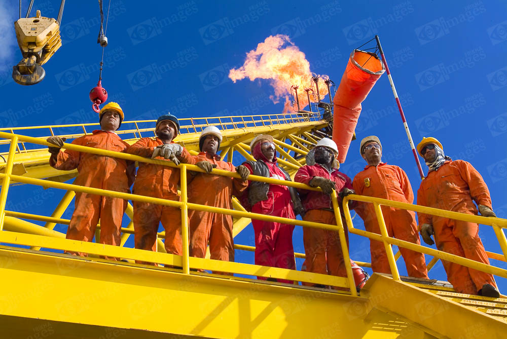 Équipe technique sur une installation pétrolière en Tunisie