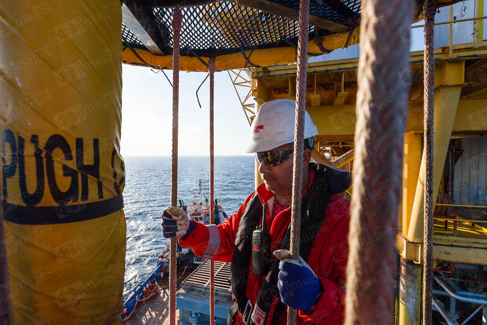 Technicien travaillant sur une installation de l'industrie pétrolière