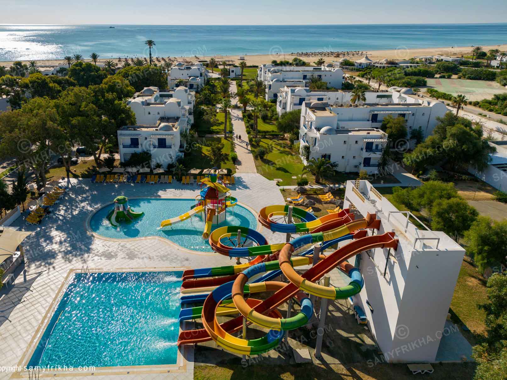 Aquapark et piscines d'un complexe hôtelier vus depuis les airs.