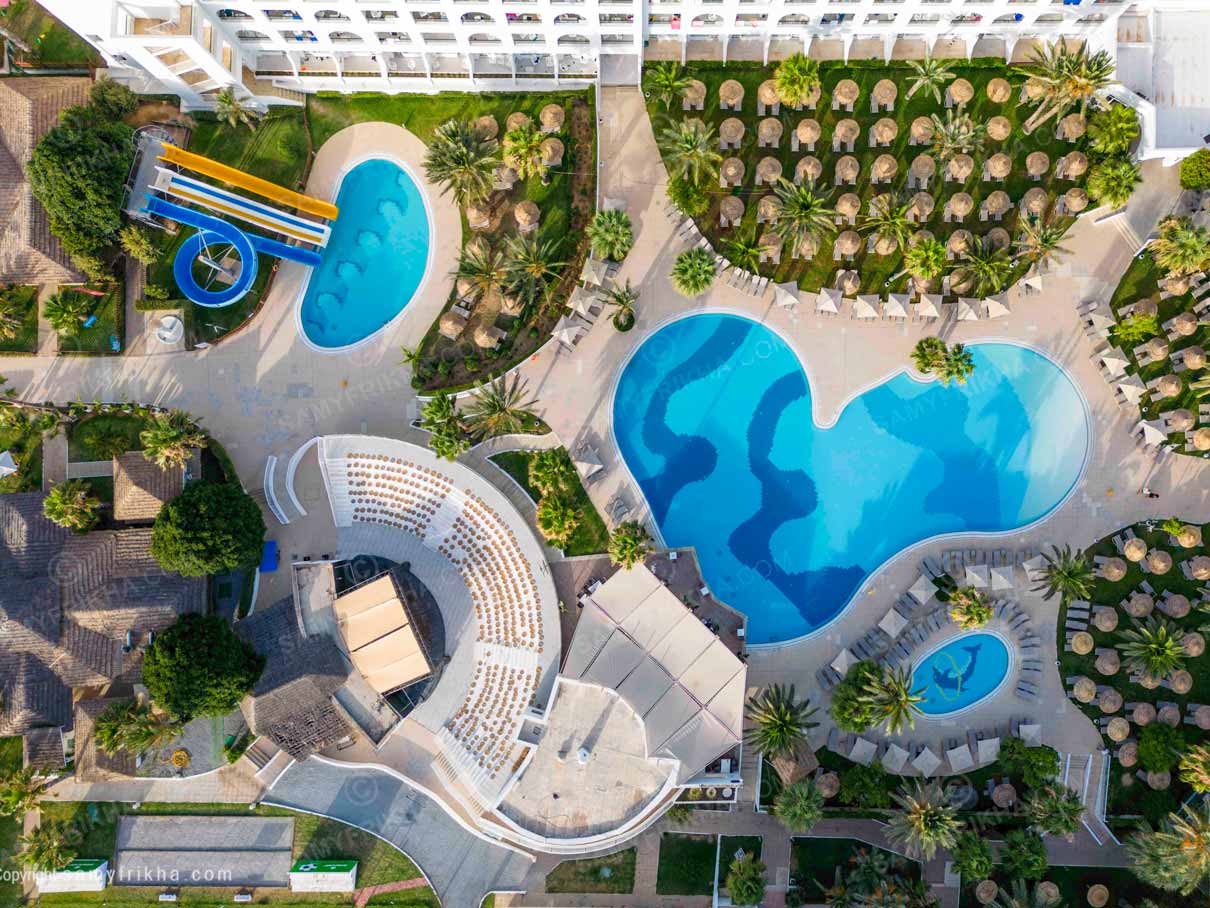 la piscine, le toboggan et le théâtre de l'hôtel Nozha Beach Hammamet par drone