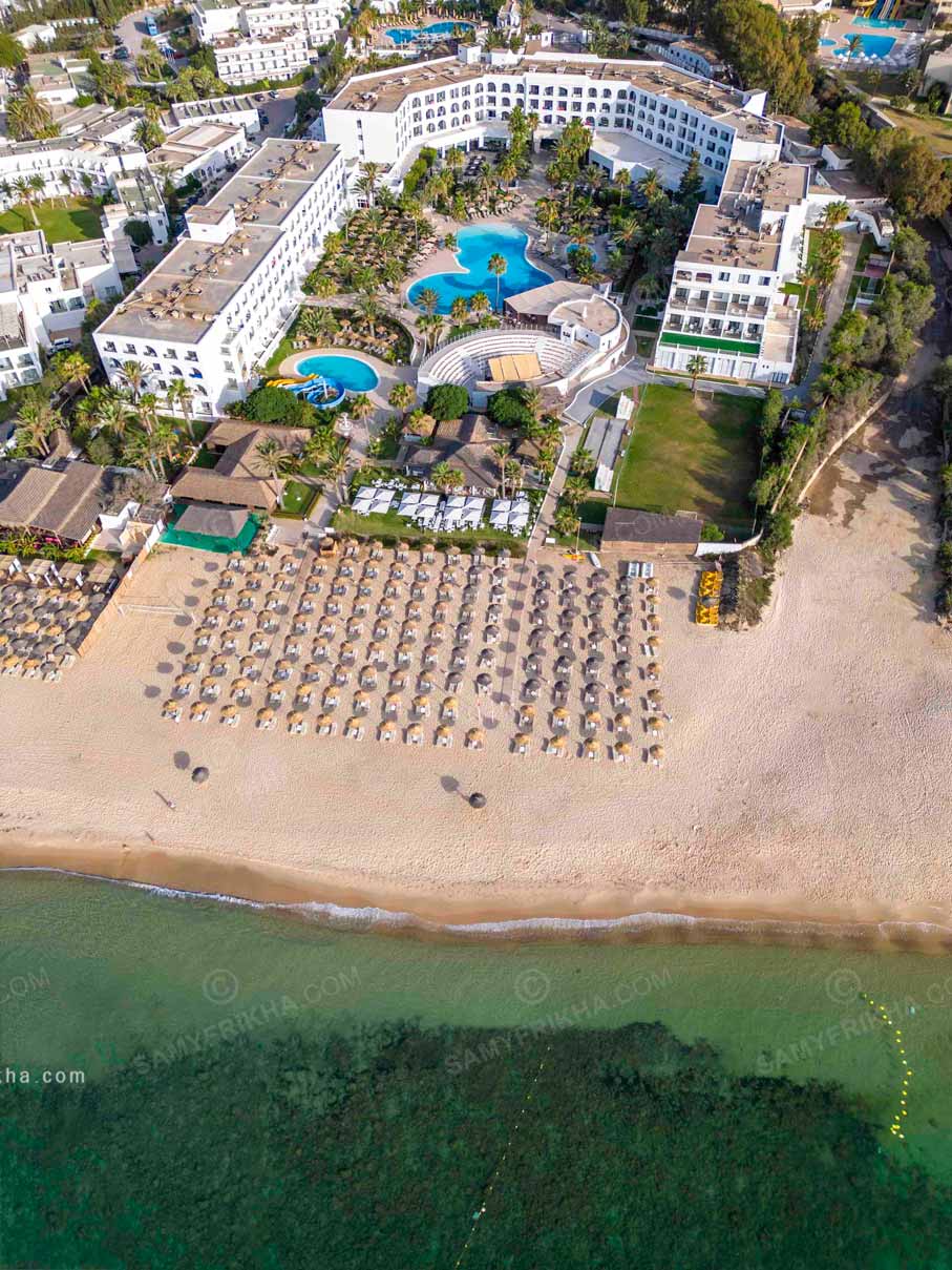La piscine, le toboggan , le théâtre et la plage de l'hôtel Nozha Beach Hammamet.