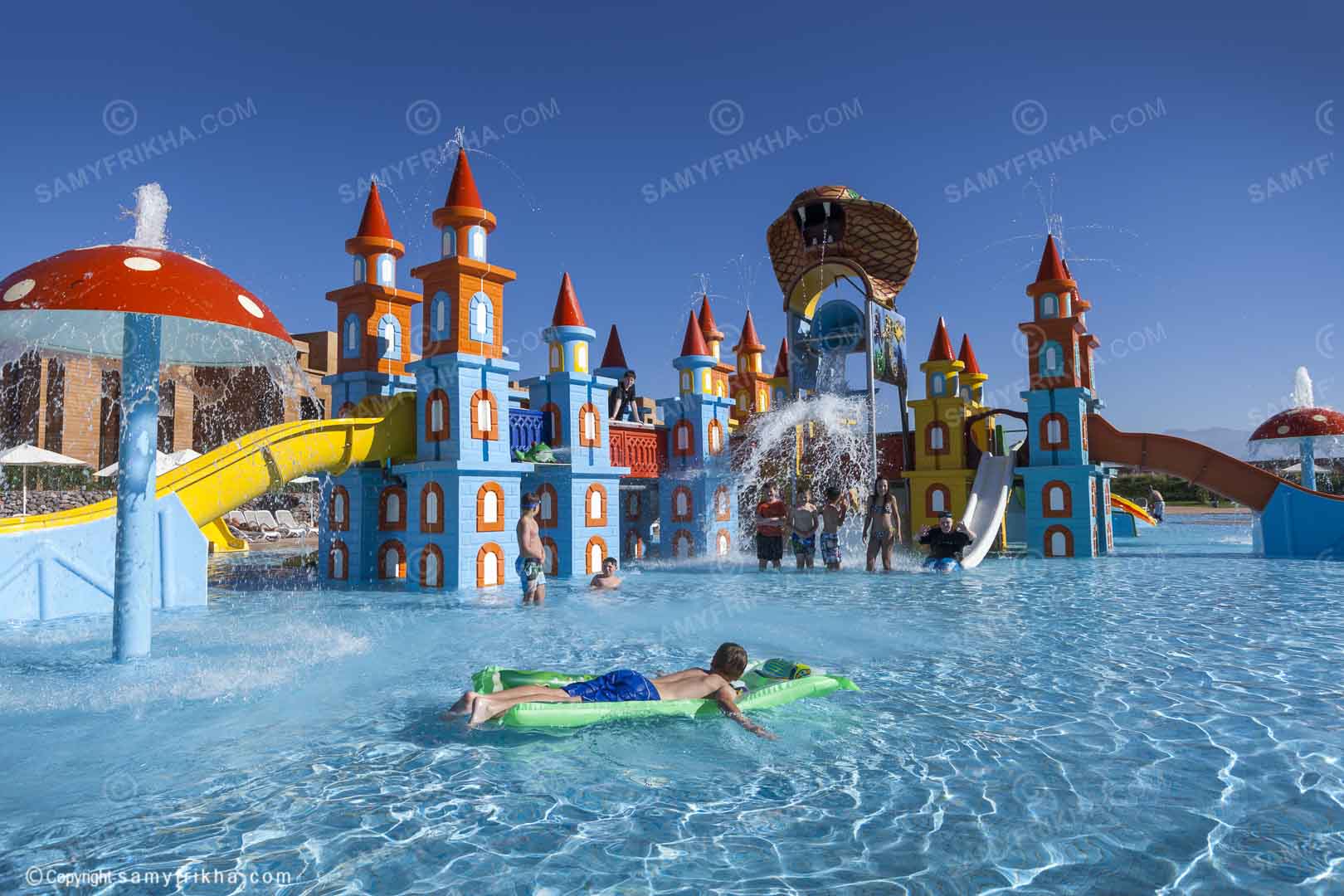 Espace piscine avec jeux et attractions aquatiques pour enfants