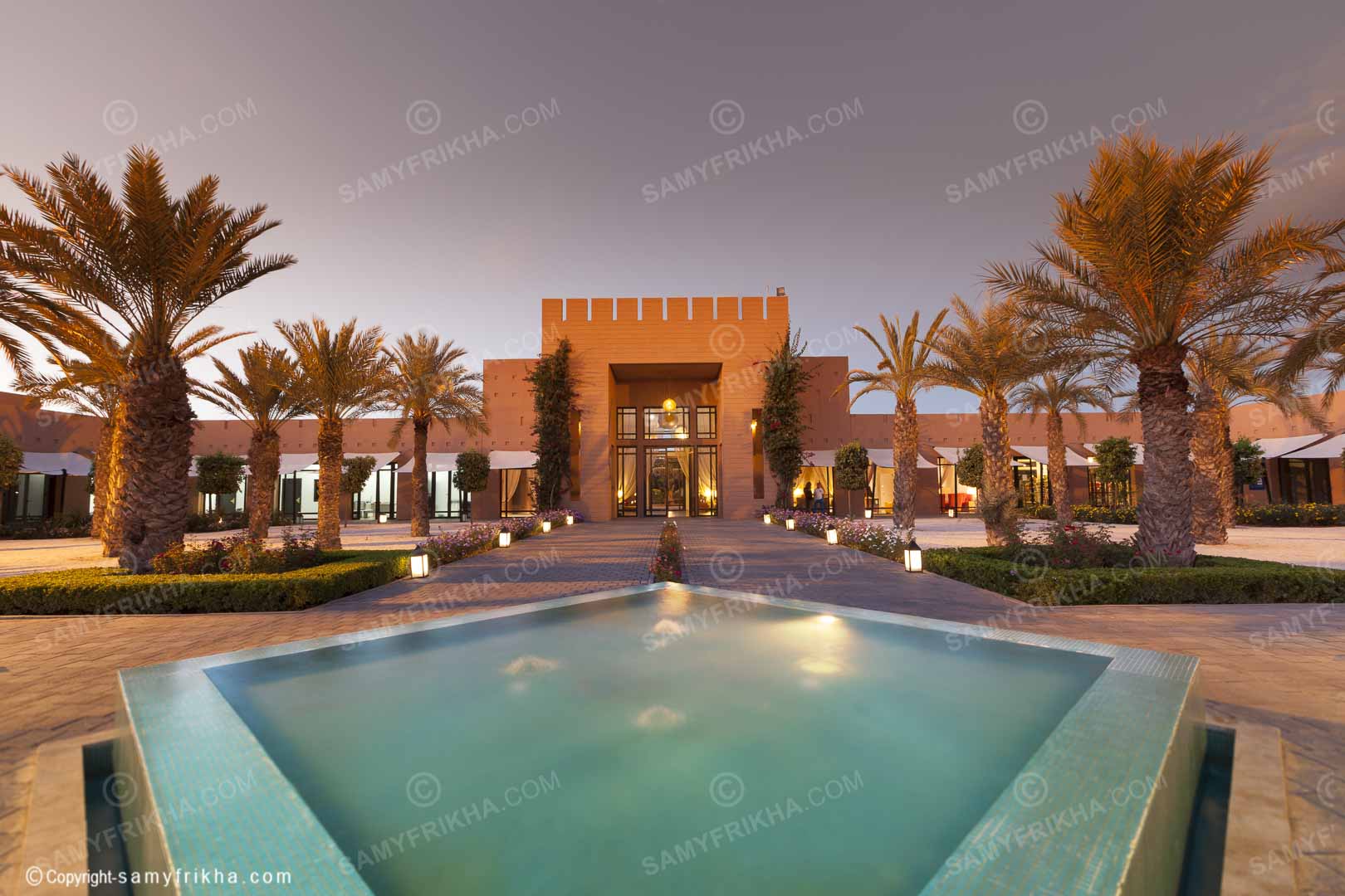 Piscine extérieure devant un hôtel moderne
