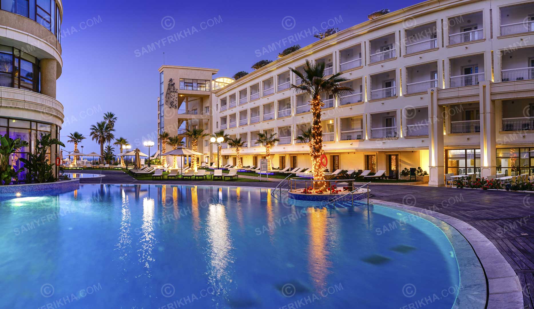 Piscine extérieure éclairée la nuit