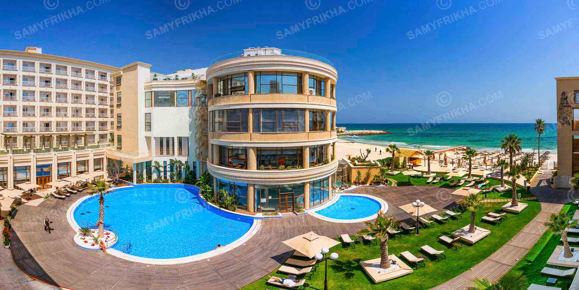 Piscine d’un hôtel de luxe avec vue sur la mer