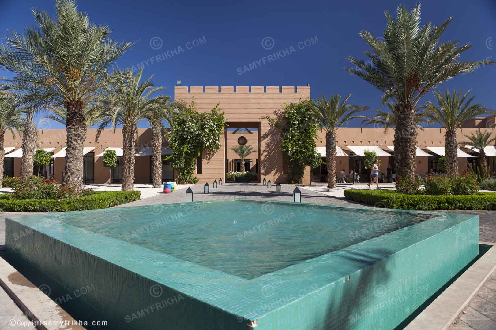 Piscine d’un hôtel de luxe avec vue sur la mer Maroc