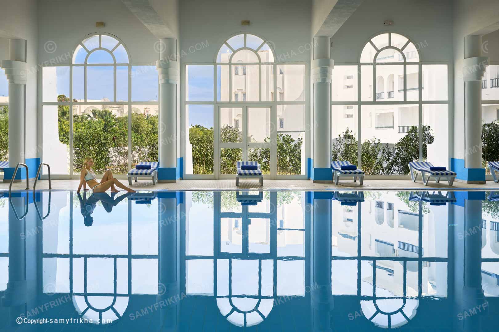 Piscine intérieure avec grandes baies vitrées