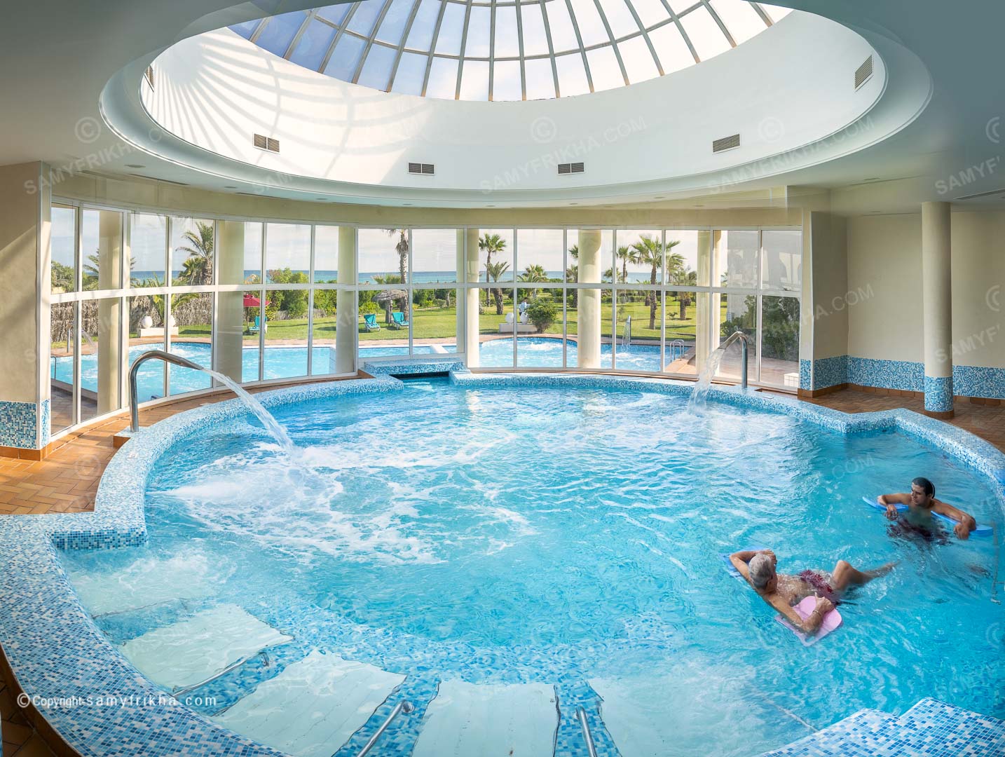 Piscine intérieure d’un hôtel photographiée en Tunisie
