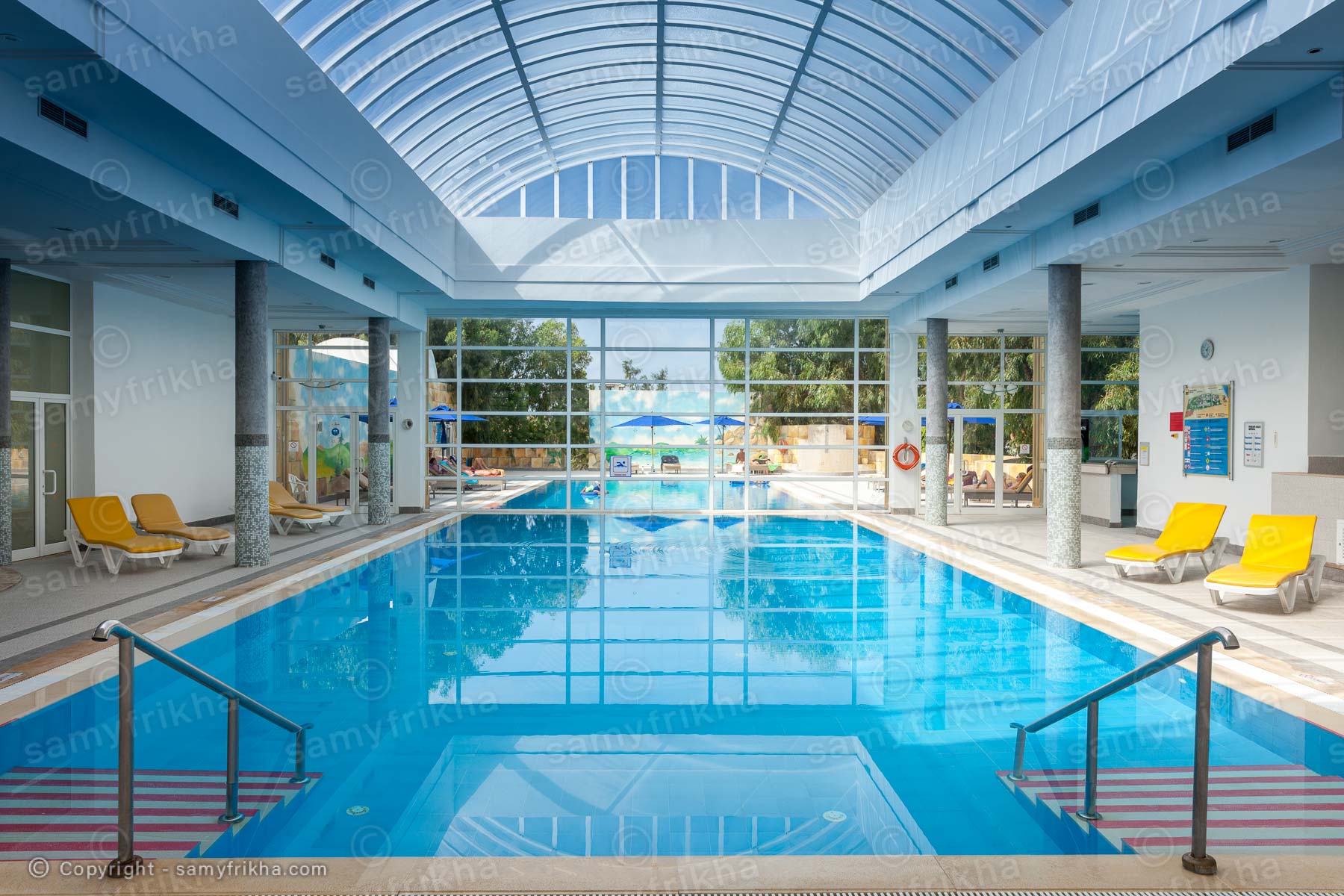 Piscine interieure lumineuse hotel