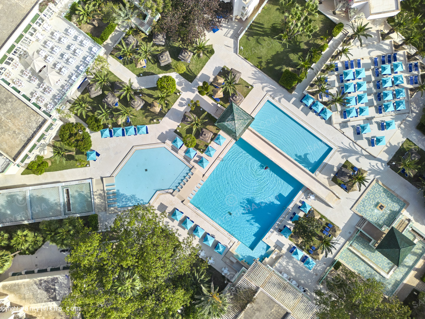 Vue aérienne d’une piscine et des espaces extérieurs d’un hôtel