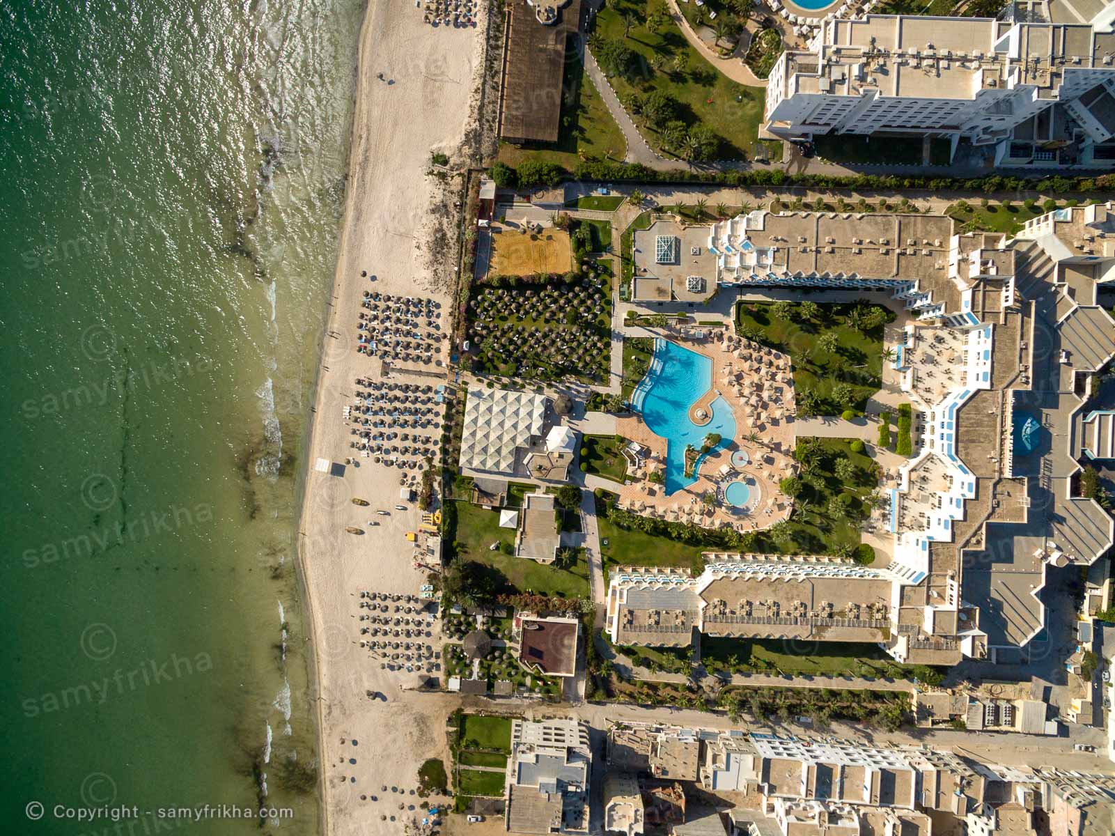 Photographie aérienne d'un hôtel avec piscine en Tunisie
