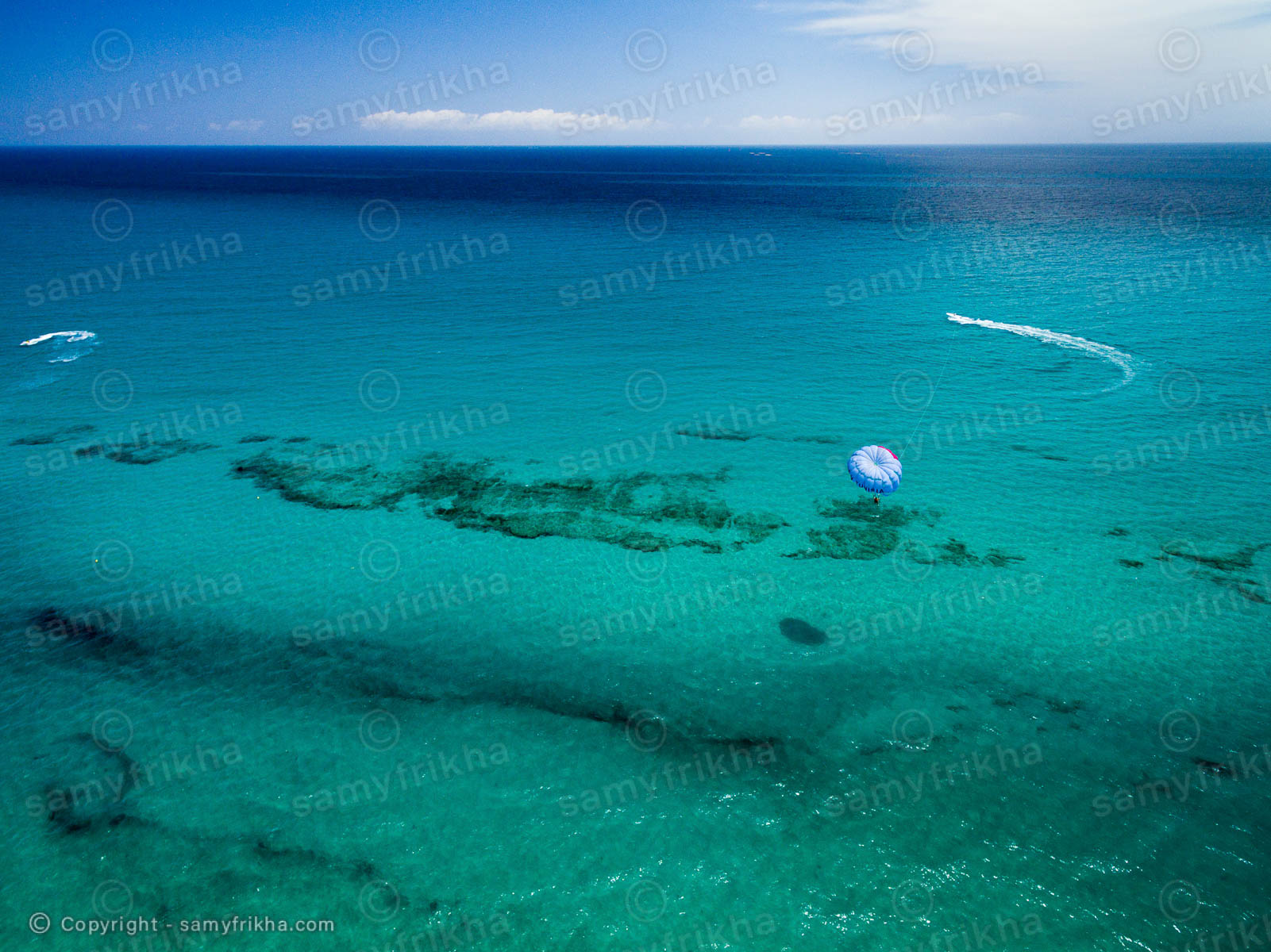 Photographie aérienne de la mer aux eaux turquoise en Tunisie